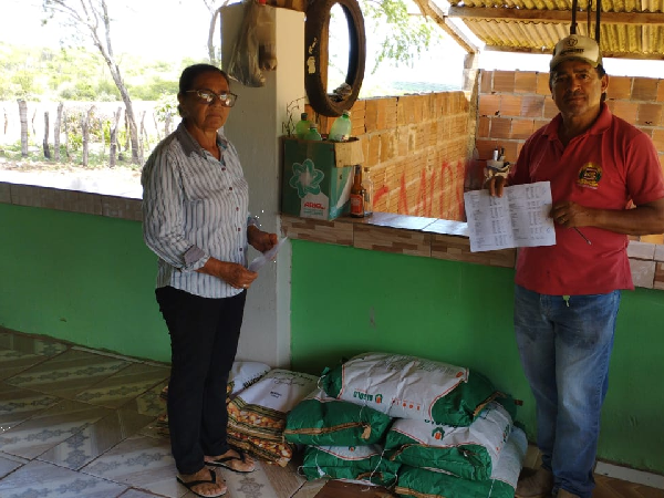 Secretaria de Agricultura de Solânea entrega sementes para os agricultores.
